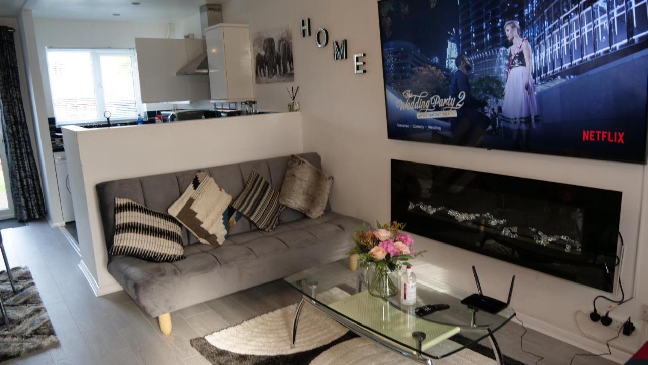 Milton Keynes Luxury Short Stay House With Wifi And Free Parking Wolverton  Exterior foto