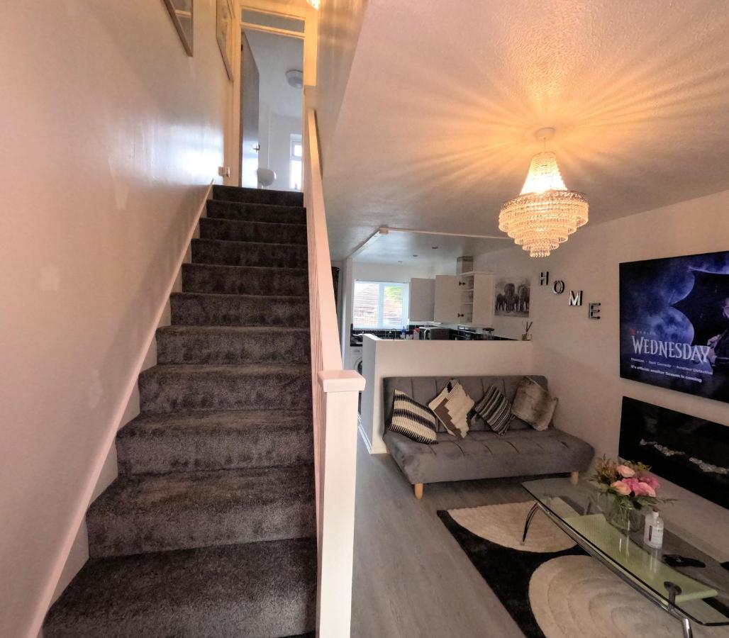 Milton Keynes Luxury Short Stay House With Wifi And Free Parking Wolverton  Exterior foto