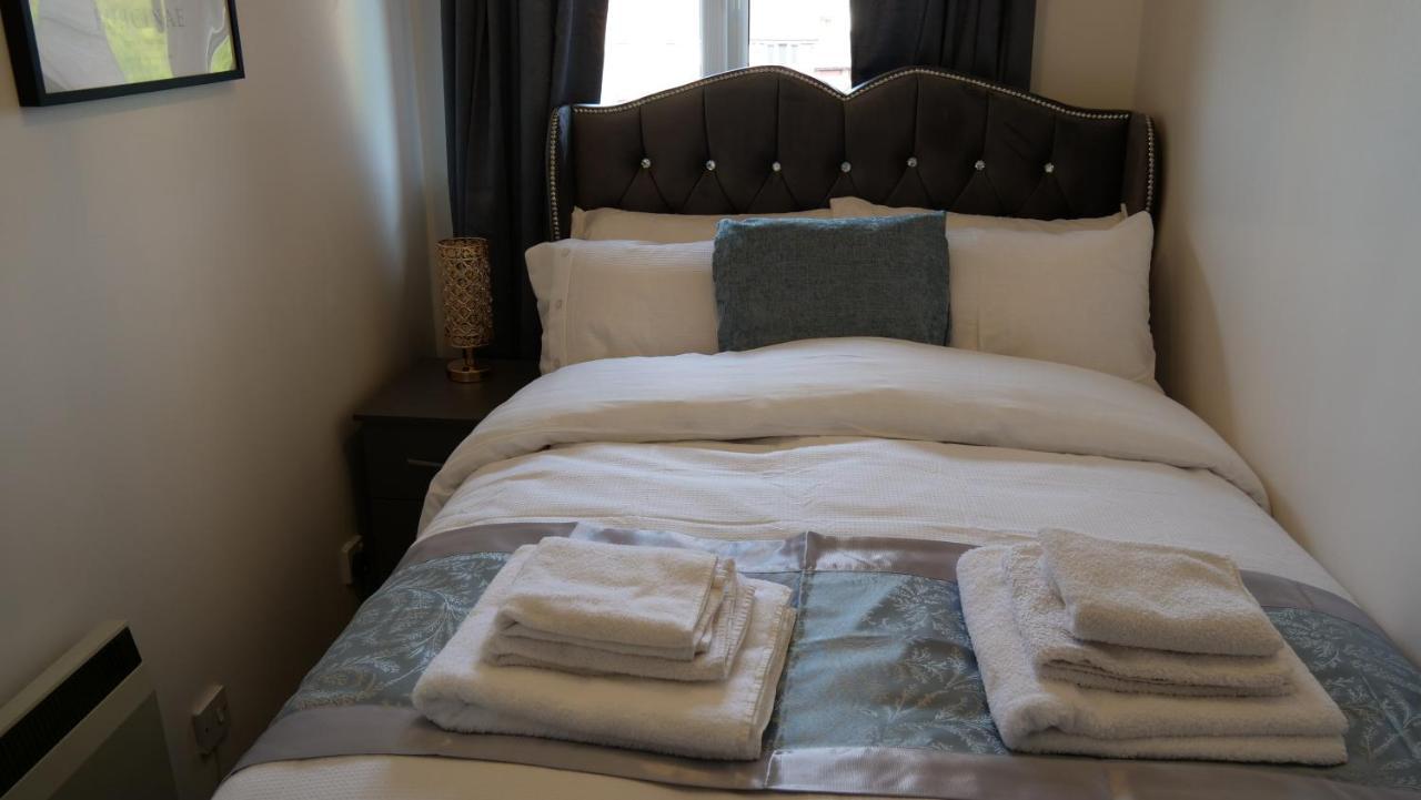 Milton Keynes Luxury Short Stay House With Wifi And Free Parking Wolverton  Exterior foto